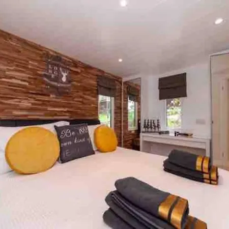 Mistletoe Two Boutique With Hot Tubs *